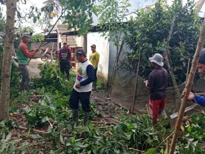 Janji Segera Dibangun, Warga Pemangku Hanakau Gelar Gotong Royong Buka Badan Jalan