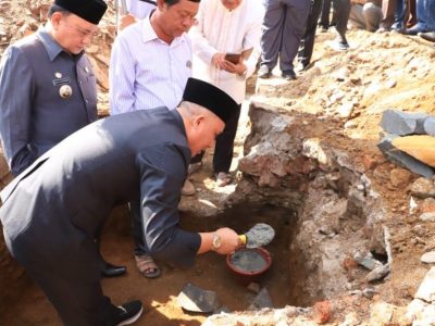 Letakkan Batu Pertama Pembangunan Masjid, Bupati Parosil: Masjid Bukan Hanya Tempat Salat