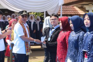 Bupati Parosil Harapkan Lulusan SMPN 1 Kebun Tebu Jadi Generasi Penerus yang Mampu Majukan Daerah