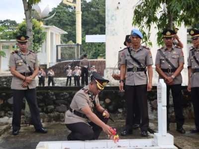 Kapolres Tanggamus Pimpin Ziarah Rombongan di Taman Makam Pahlawan Sambut Hari Bhayangkara ke-79