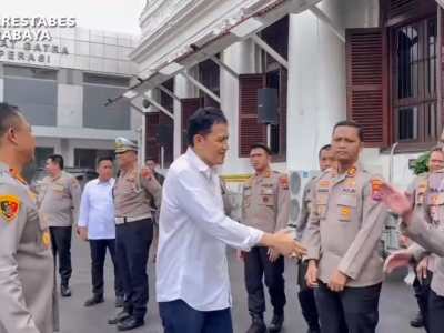 SPDB Edward Syah Pernong Kunjungi Polrestabes Surabaya, Beri Semangat dan Wawasan Kepolisian