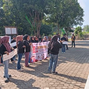 Puluhan Emak-Emak Gelar Aksi Damai di Kantor Dinas Pendidikan Pesawaran, Desak Perlindungan untuk Korban Perundungan