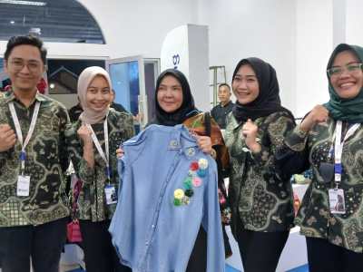 Bunda Eva Borong Produk dan Beri Umrah Gratis di Bandar Lampung Expo 2025, UMKM Lokal Banjir Dukungan