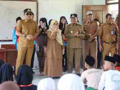 Sidak Hari Kedua Tahun Ajaran Baru, Parosil Beri Motivasi Siswa dan Guru