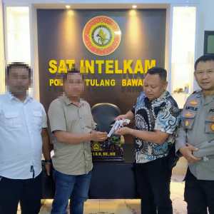 Satuan Intelkam Polres Tulang Bawang Menerima Penyerahan Senpi Ilegal dan Amunisi Aktif, AKP Dartiyo: Kami Berikan Apresiasi