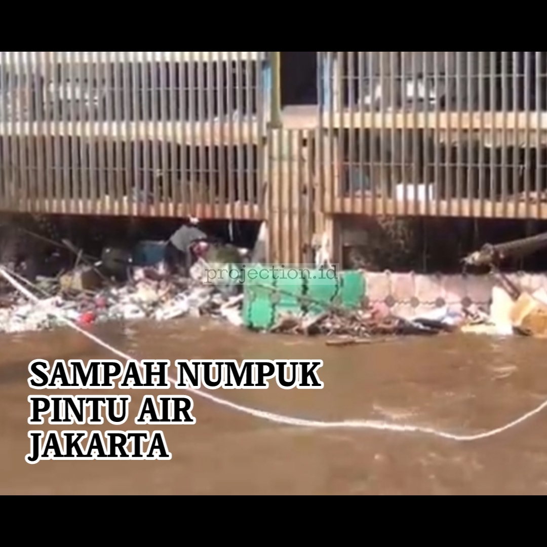 SAMPAH MENUMPUK DI PINTU AIR JAKARTA