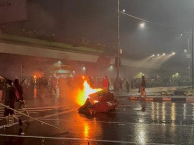 Kerusuhan Depan Mako Brimob Memanas, Massa Bakar Mobil dan Pos Polisi