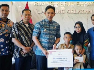 Bupati Egi Tepati Janji, Raihan Si Pahlawan Cilik Rajabasa Dapat Beasiswa dan Tabungan Pendidikan