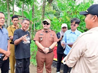 Aksi Sukarela Warnai Perawatan Jembatan Rusak di Merbau Mataram, Camat: Sudah Masuk Agenda Perbaikan Tahun Ini