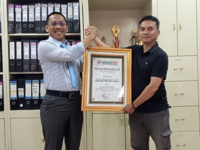Descatama Paksi Moeda Terima Penghargaan Salah Satu Tokoh Inspiratif dari LAMPUNG7.COM