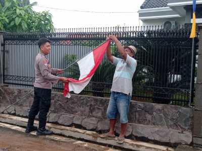 Sambut HUT RI ke-80, Bhabinkamtibmas Polres Metro Ajak Warga Pasang Bendera Merah Putih