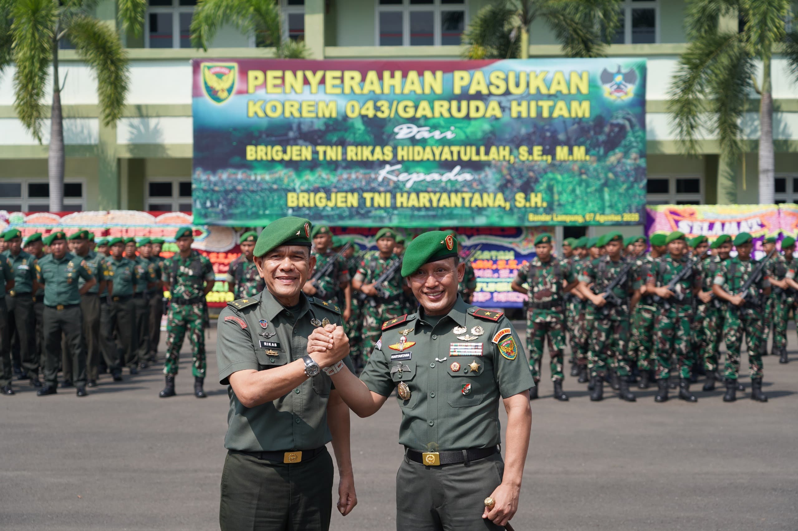 Brigjen TNI Rikas Hidayatullah, S.E., M.M., Serahkan Pasukan Kepada Danrem 043/Gatam yang Baru Brigjen TNI Haryantana, S.H.