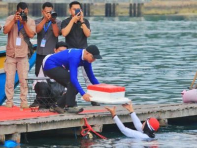 Upacara Unik, Gubernur Rahmat Mirzani Jadi Inspektur Upacara Peringatan HUT ke-80 RI di Atas Laut