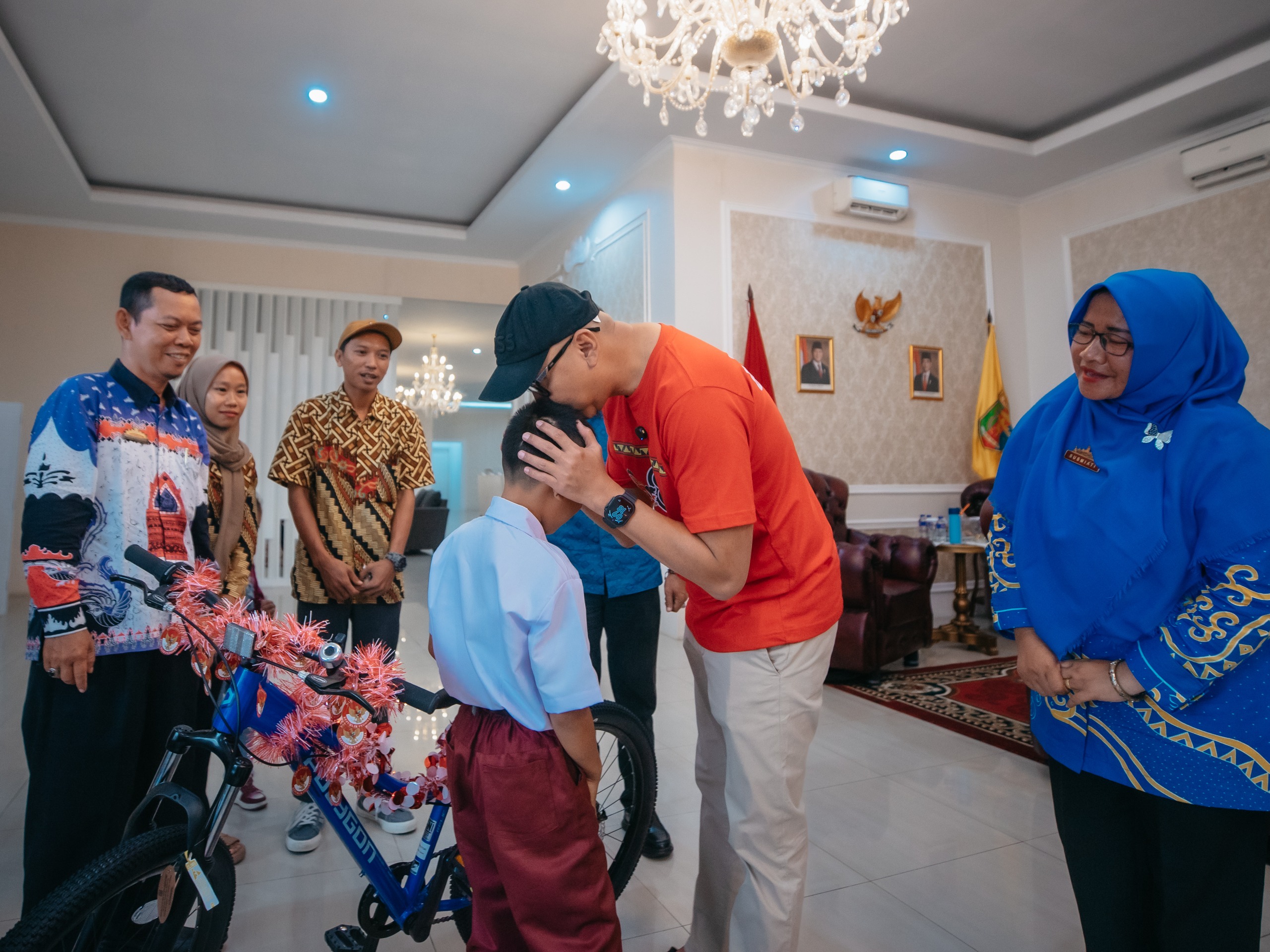 AKSI VIRAL RAIHAN PANJAT TIANG BENDERA, GUBERNUR MIRZA BERI HADIAH SEPEDA HINGGA TABUNGAN