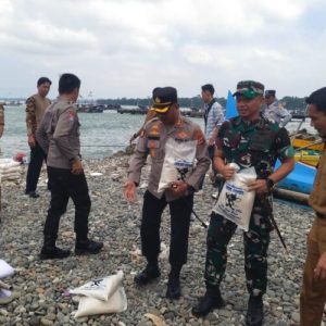 Personel Polres Tanggamus Diterjunkan Gabung Tim Ekspedisi Perbaikan Jembatan Gantung di Pematang Sawa