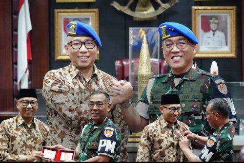 PUSPOM AD Anugerahi Gubernur Rahmat Mirzani Djausal Warga Kehormatan dan Pin Emas Polisi Militer