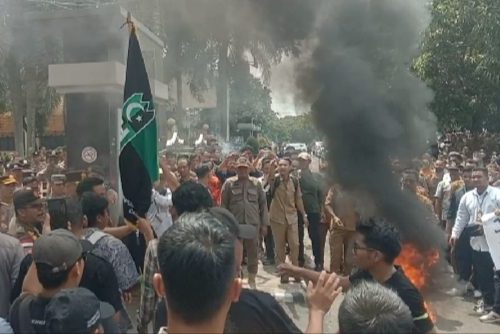 Bakar Ban, Warnai Aksi Demo Mahasiswa dan THL