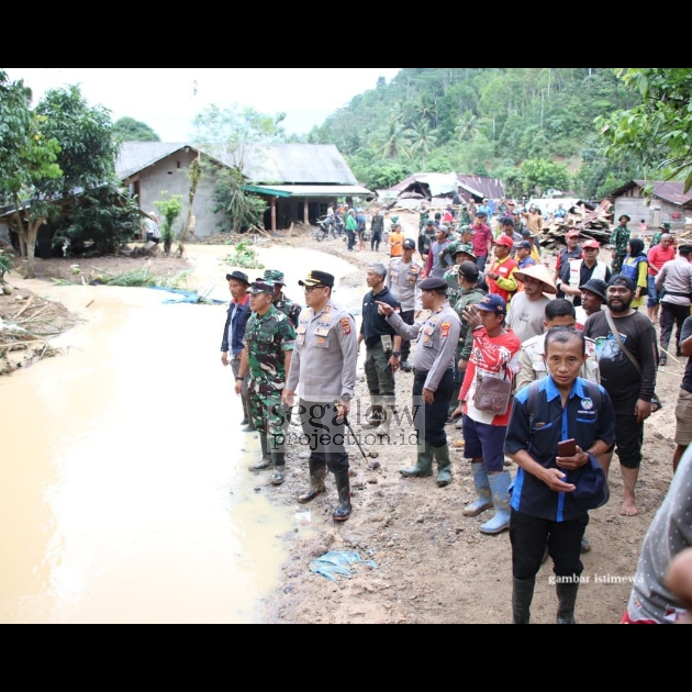 POLRES LAMPUNG BARAT BANTU KORBAN BANJIR SUOH
