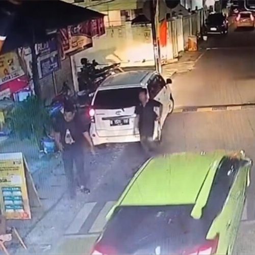 Polisi Jemput Paksa Direktur Eksekutif Lokataru Foundation, Delpedro Marhaen Ditangkap Atas Dugaan Penghasutan