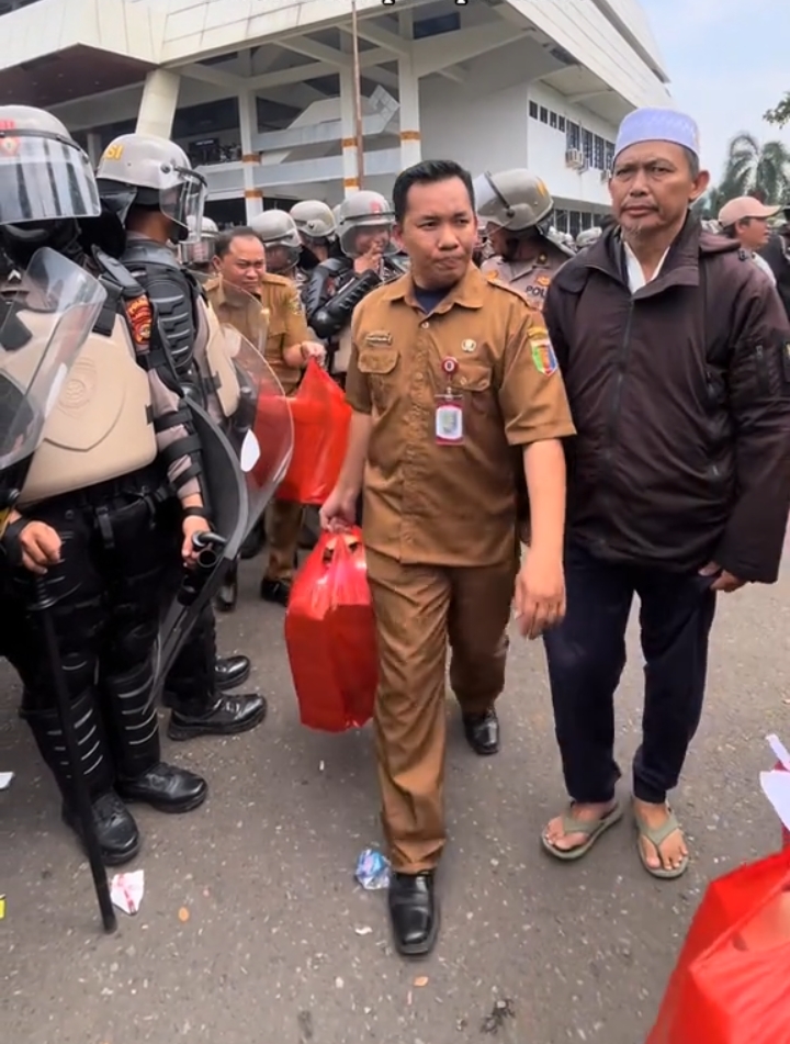 Momen Kebersamaan Disela Unjuk Rasa Mahasiswa, Pegawai Pemprov Bagikan Makanan Ringan