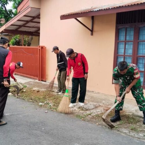 Babinsa Serka Animan Pimpin Langsung Aksi “Jumat Bersih” di Beringin Jaya