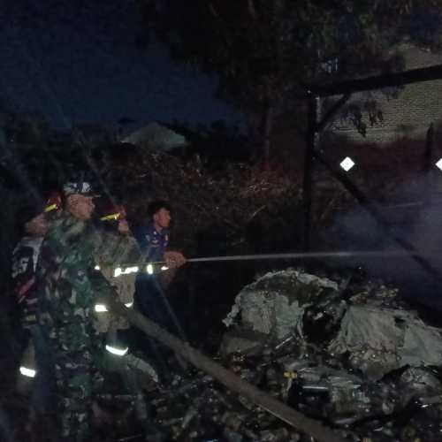 Babinsa Way Kandis Sigap Bantu Warga Padamkan Kebakaran Gudang Rongsok
