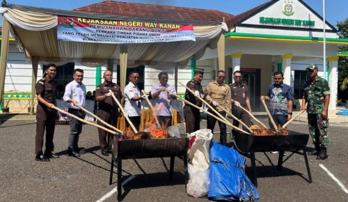 Kejari Way Kanan Musnahkan Barang Bukti dari 17 Perkara