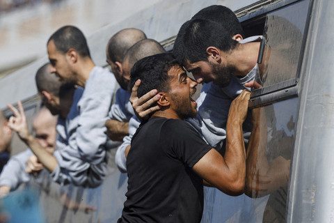 Ratusan Warga Palestina Dibebaskan Israel, Tiba di Gaza Disambut Haru dan Langsung Cek Kesehatan