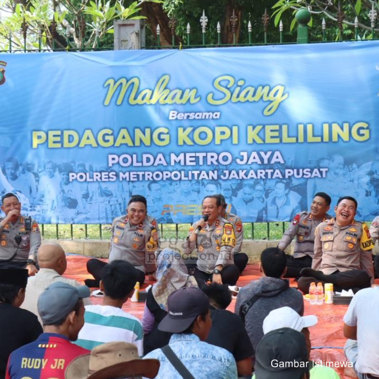 Aksi Humanis Kapolda Metro Jaya! Makan Siang Bareng Pedagang Kopi Keliling di Monas, Sambil Bagikan Bansos