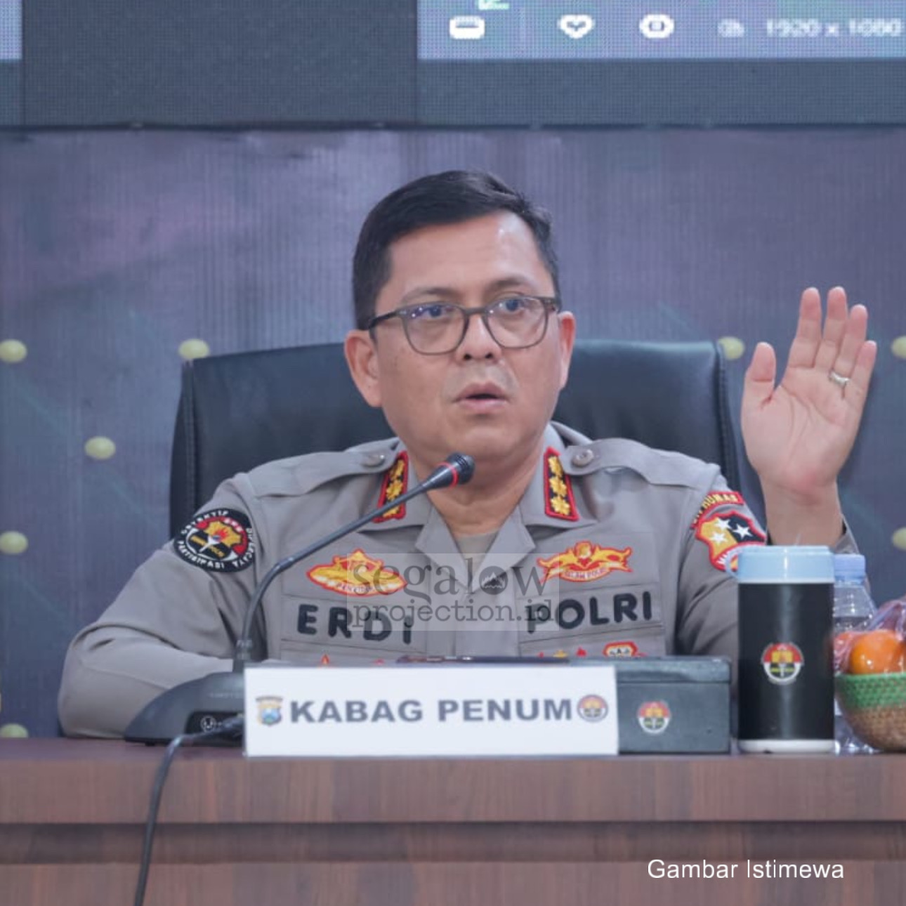 BARESKRIM POLRI PERIKSA LISA MARIANA TERKAIT KASUS PENCEMARAN NAMA BAIK