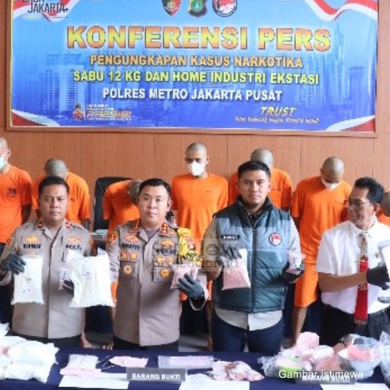 POLRES JAKARTA PUSAT BONGKAR PABRIK EKSTASI RUMAHAN DI KEDOYA, ENAM ORANG DITANGKAP