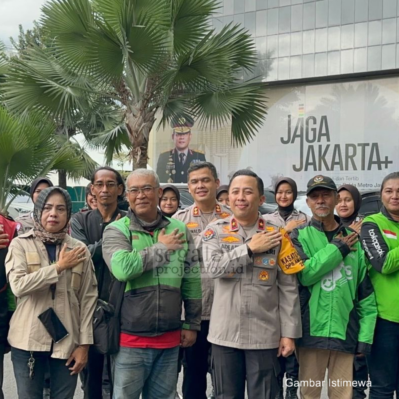 POLDA METRO JAYA SALURKAN 400 PAKET SEMBAKO UNTUK OJEK ONLINE DALAM PROGRAM JUMAT PEDULI