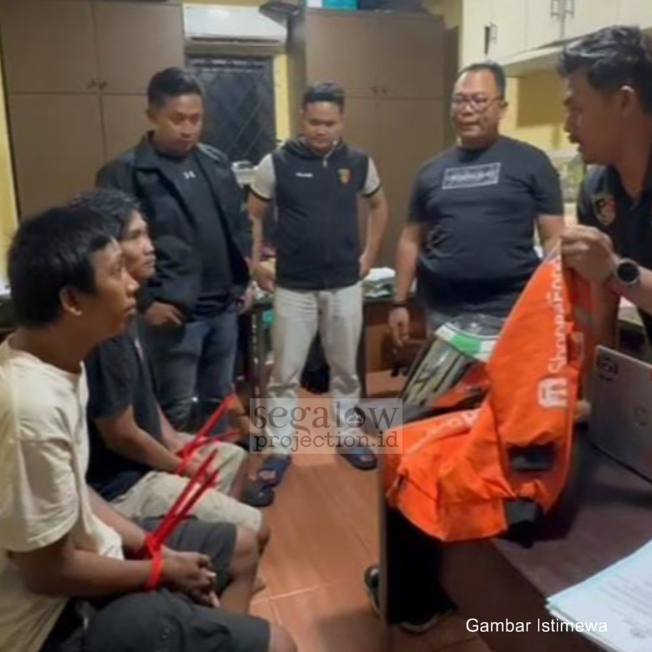PAKAI JAKET SHOPEE FOOD, DUA RESIDIVIS CURANMOR DITANGKAP POLSEK TAMBORA