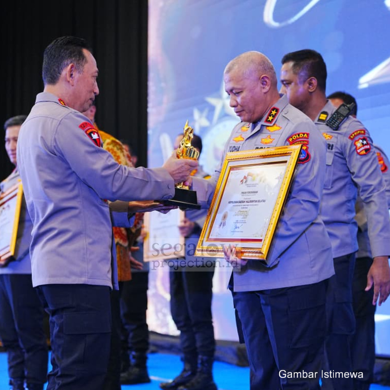 KAPOLRI TEGASKAN POLRI TERBUKA TERHADAP KRITIK DALAM AJANG KOMPOLNAS AWARD 2025