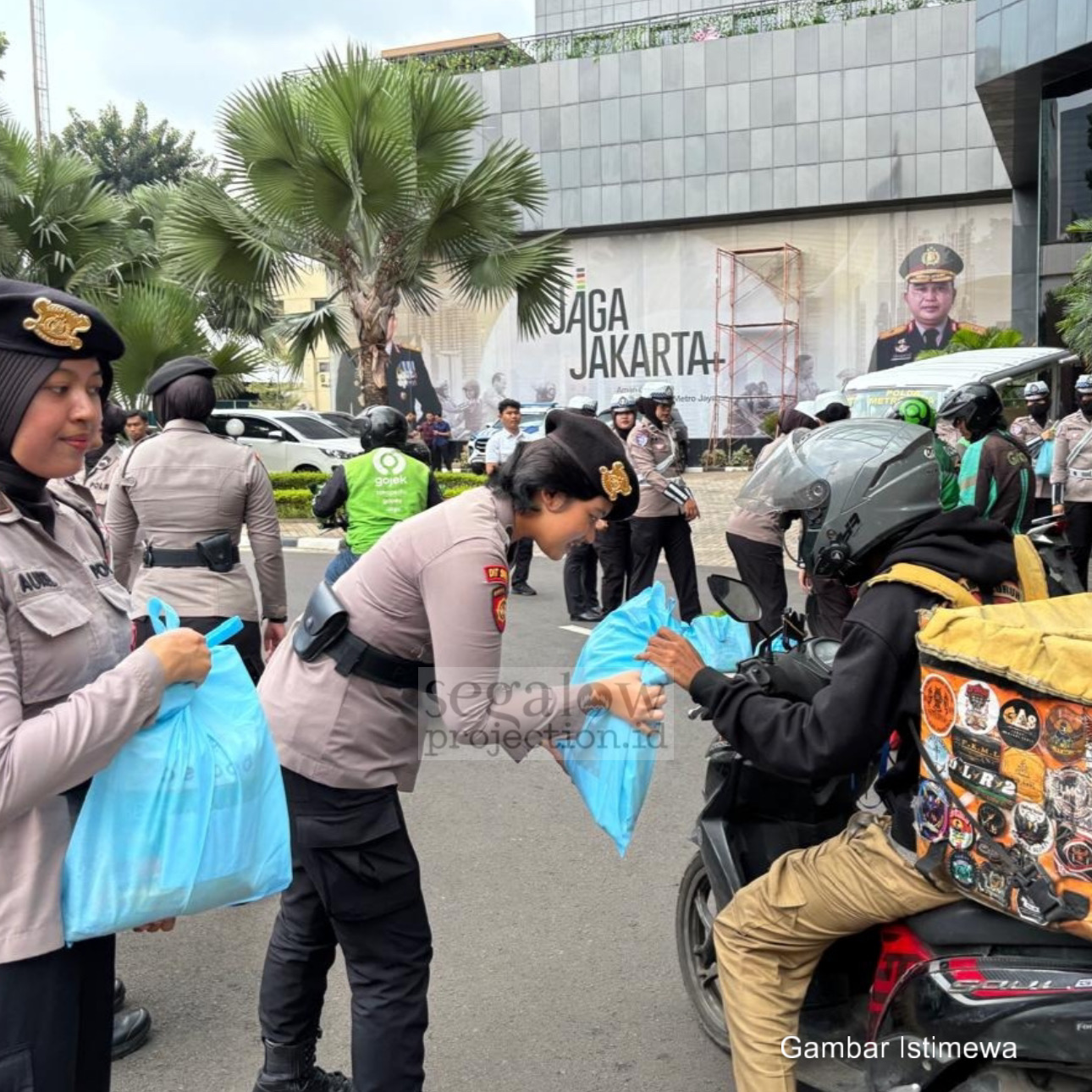 Aksi Humanis Polda Metro Jaya! Ajak Ojol Jaga Keamanan Lewat Program Jum’at Peduli di Jakarta