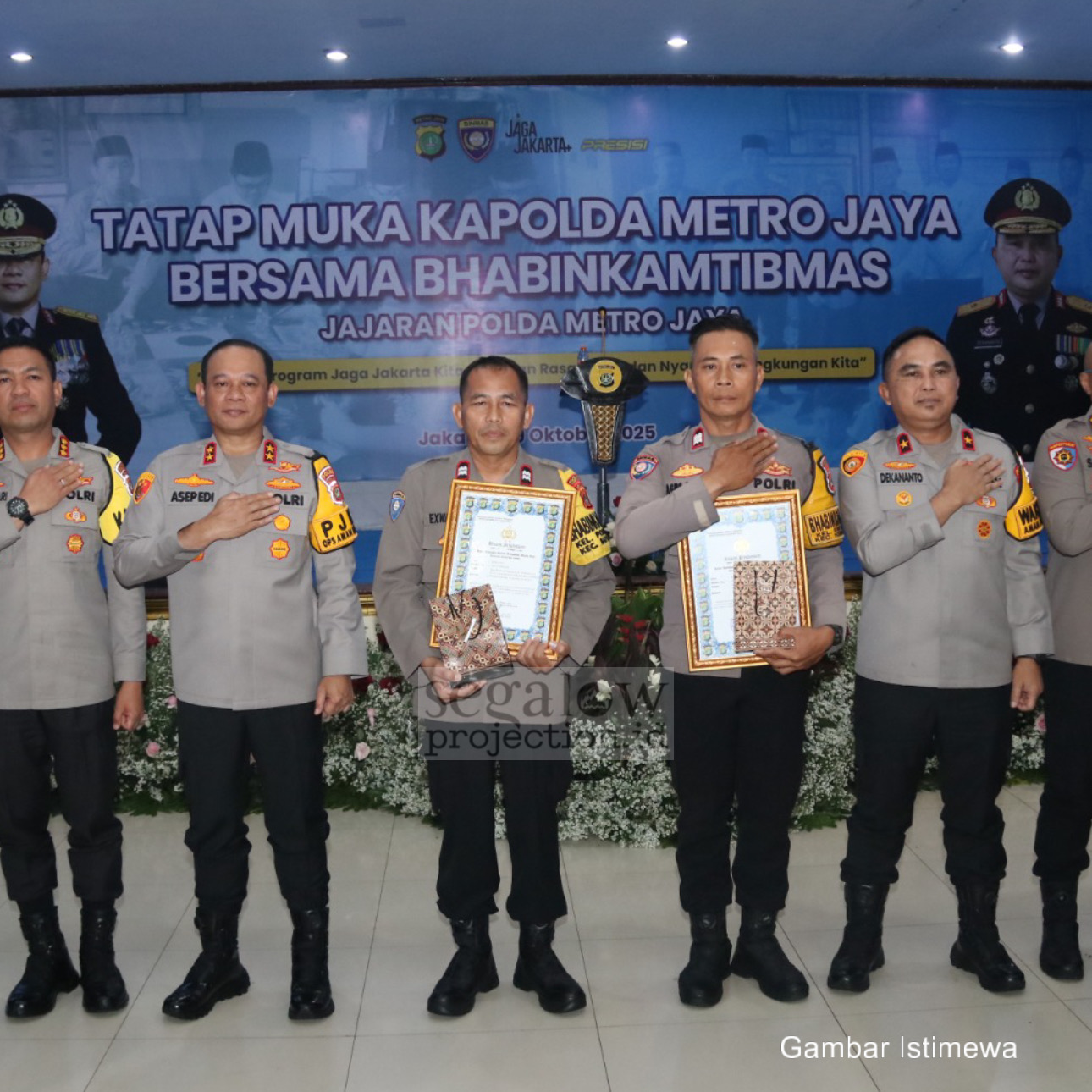 KAPOLDA METRO JAYA APRESIASI DUA BHABINKAMTIBMAS BERPRESTASI DALAM BIDANG KEMANUSIAAN