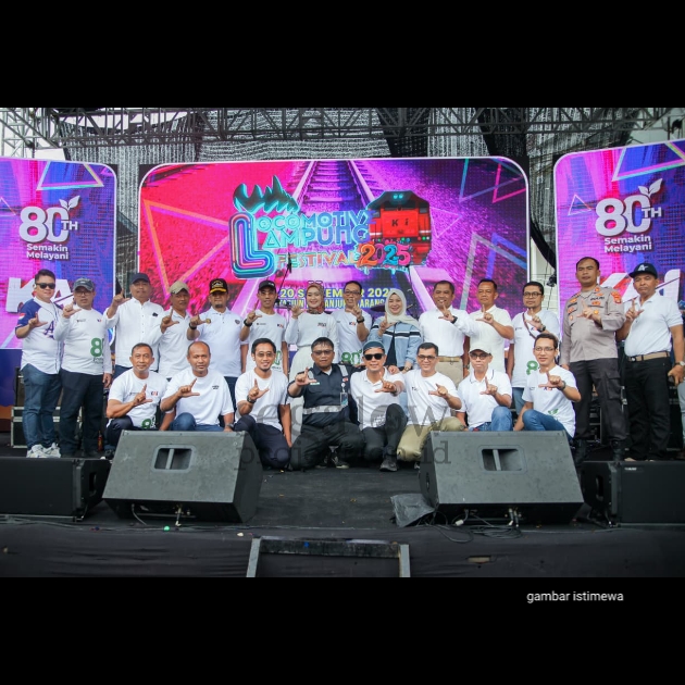 Wagub Jihan Nurlela: Kereta Api Jadi Simbol Konektivitas Lampung yang Terus Melaju!     Wagub Hadiri Lokomotive Lampung Fest 2025 HUT ke-80 PT KAI di Stasiun Tanjung Karang