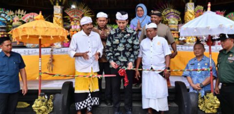 Anggota DPRD Agus Sartono Kenakan Busana Adat Bali Saat Dampingi Bupati Resmikan Balai Banten Pura Puseh Kertibuana