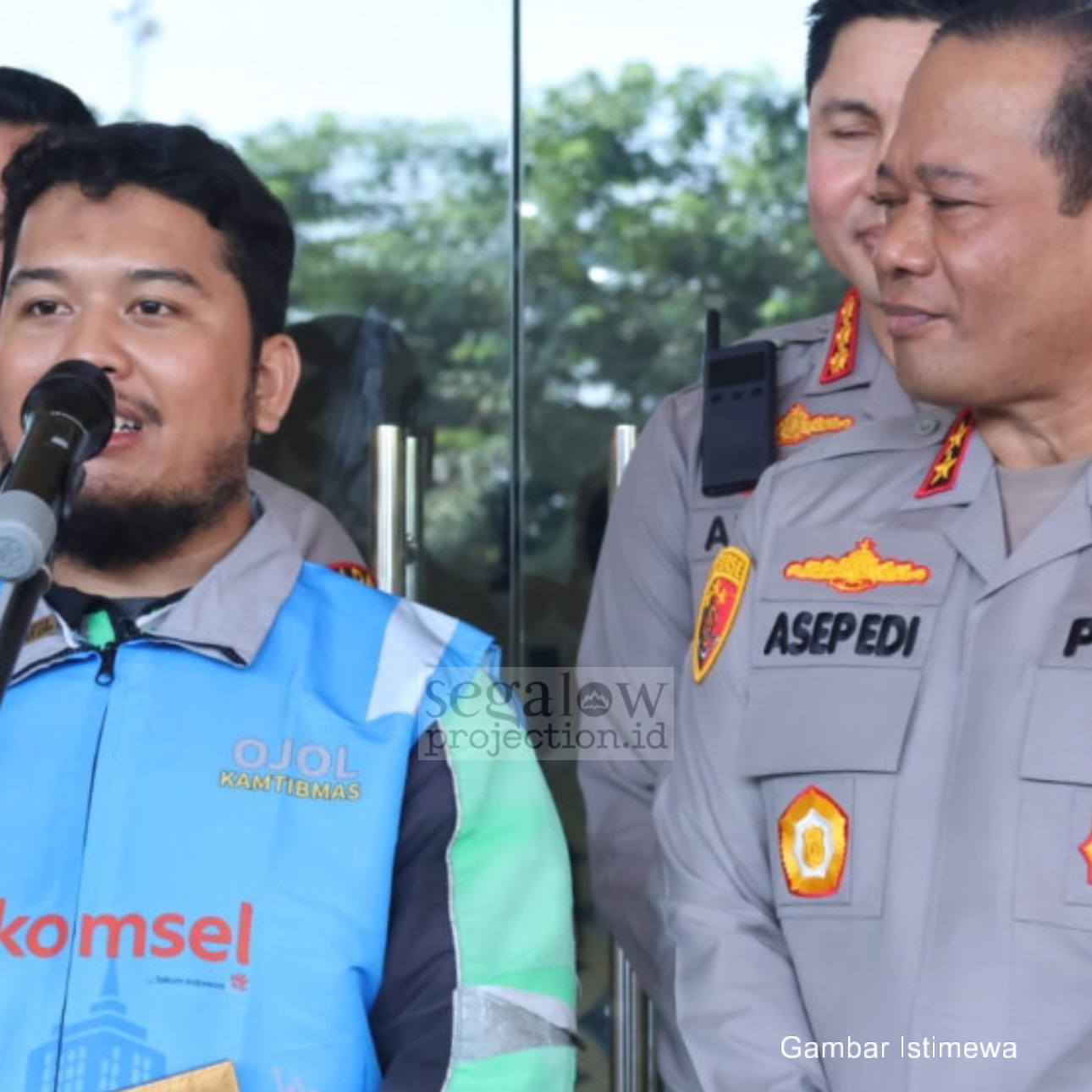 KAPOLDA METRO JAYA BERIKAN PENGHARGAAN KEPADA OJOL KAMTIBMAS GAGALKAN PENCURIAN MOTOR