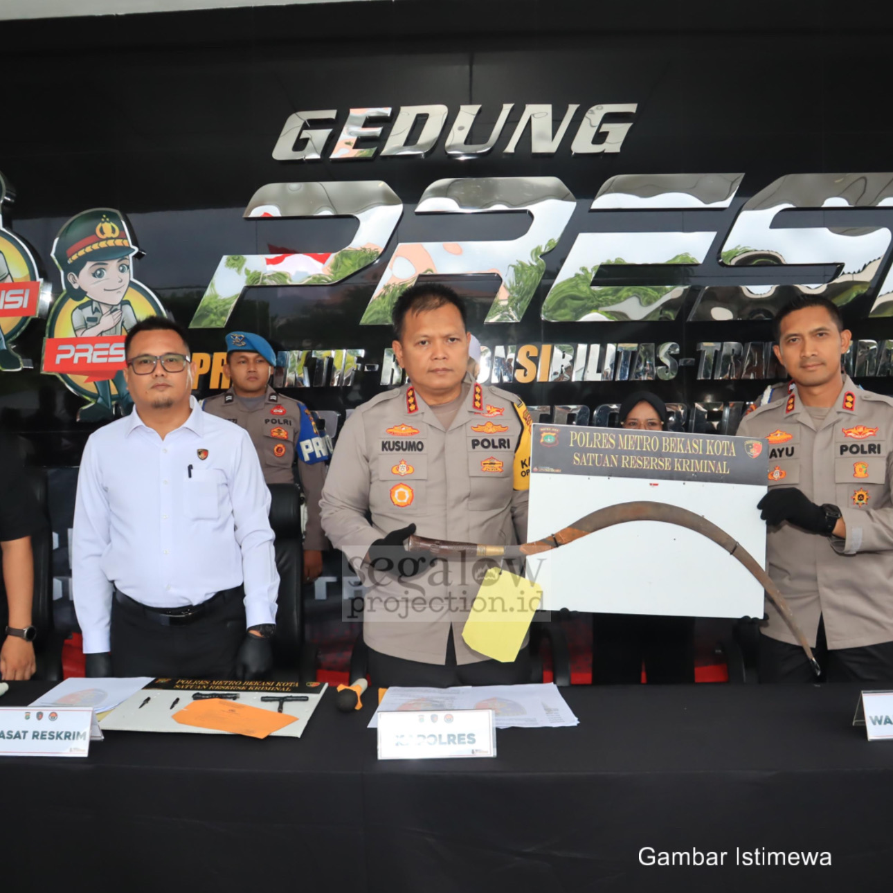 POLISI GAGALKAN AKSI TAWURAN DI BEKASI, DUA PEMUDA DITANGKAP BAWA SAJAM