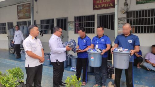 Lapas Kelas IIA Metro Salurkan Paket Perlengkapan MCK dan Pakaian Khusus kepada Warga Binaan