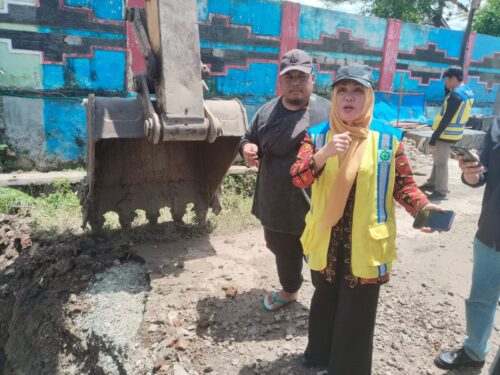 Kepala Dinas Pekerjaan Umum dan Tata Ruang Kota Metro Tinjau Proyek Peningkatan Drainase