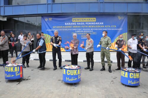 Lindungi Masyarakat dari Peredaran Barang Ilegal, Pemprov Lampung bersama Bea Cukai Sumbagbar Musnahkan Barang Ilegal