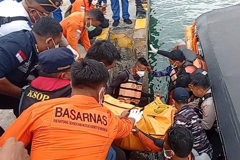 Tim SAR Temukan Satu Korban WN Spanyol KM Putri Sakinah di Pulau Serai Labuan Bajo
