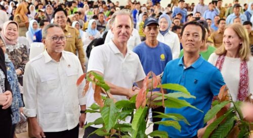 Dorong Smart Agroforestry, Menko Zulkifli Hasan Gelontorkan 7.000 Bibit Kopi–Kakao untuk Petani Lampung Selatan