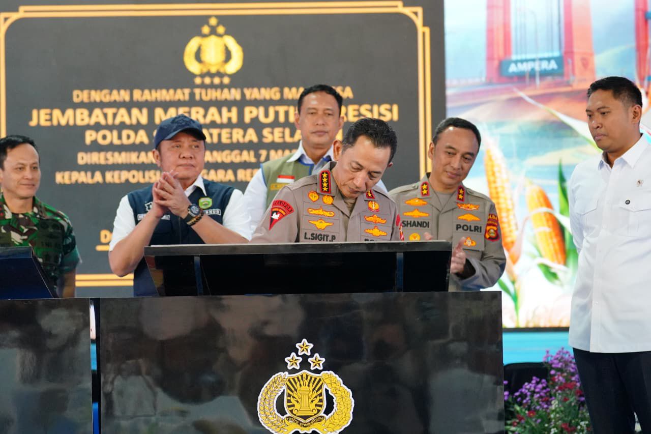 KAPOLRI RESMIKAN 57 JEMBATAN MERAH PUTIH PRESISI DI SUMSEL