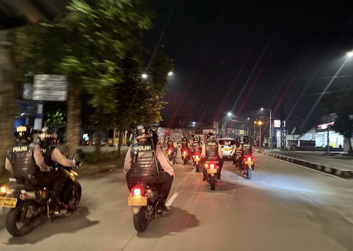 POLISI GAGALKAN RENCANA TAWURAN DI JAKTIM, 4 PEMUDA DAN BELASAN SENJATA TAJAM DIAMANKAN