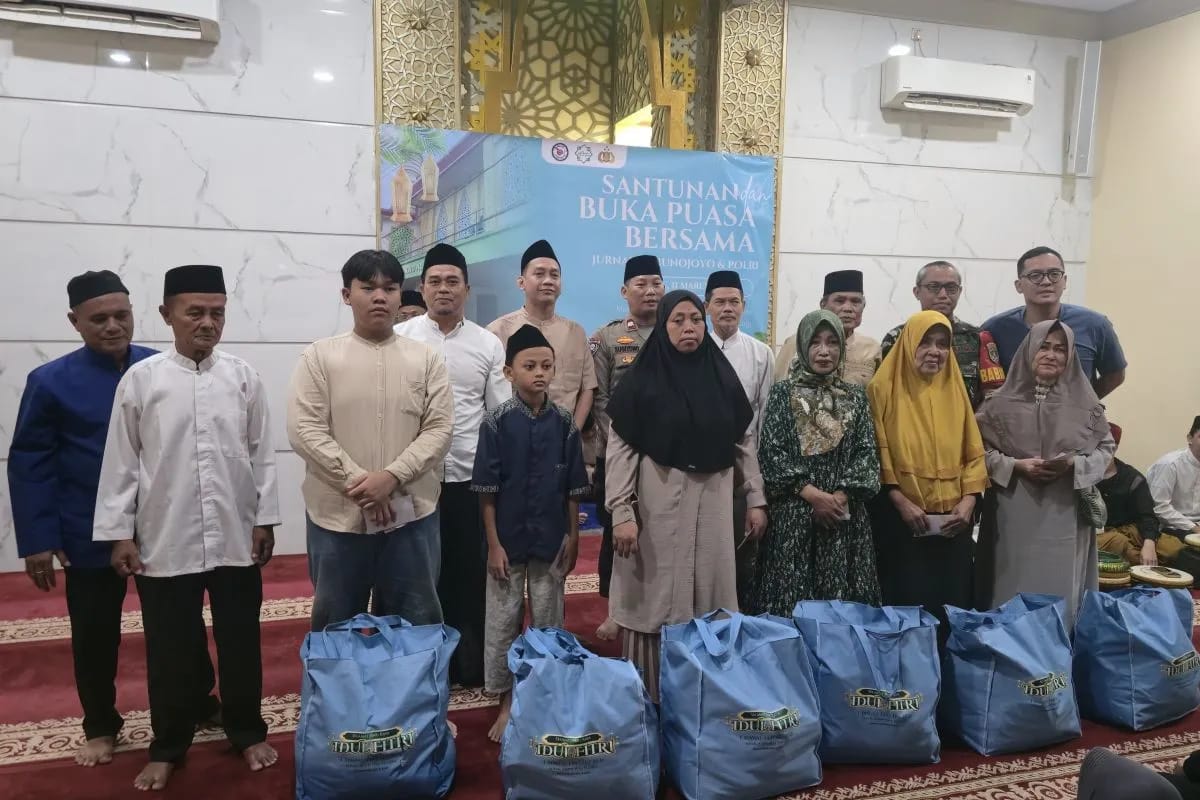 POLRI DAN JURNALIS SALURKAN SANTUNAN UNTUK 100 ANAK YATIM DI JAKARTA BARAT