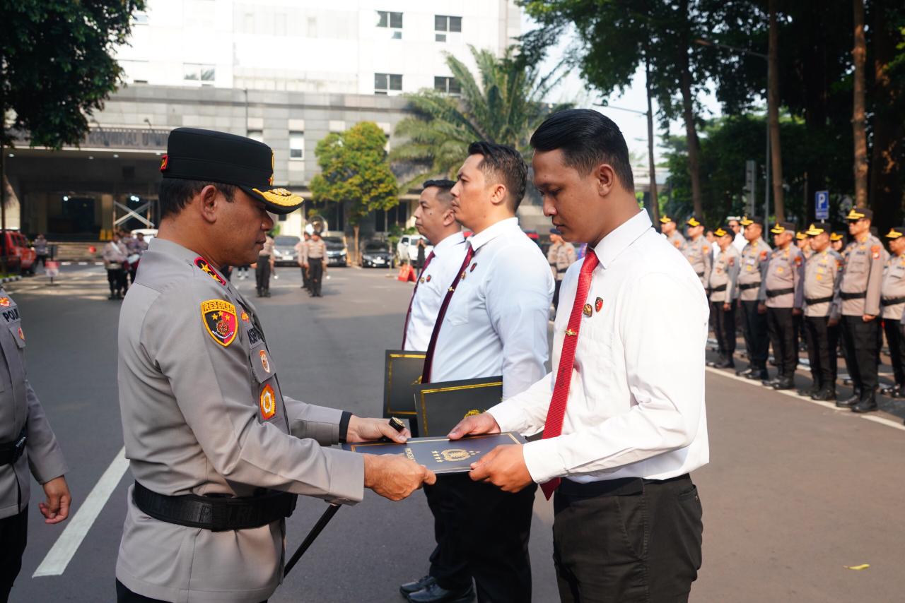 DELAPAN PERSONEL DITRESNARKOBA PMJ DIGANJAR PIN EMAS KAPOLRI USAI BONGKAR 516 KG SABU JARINGAN INTERNASIONAL