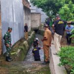 Babinsa Jagabaya III Pimpin “Selasa Bersih” di Bandar Lampung, Drainase Villa Citra 1 Kini Lancar